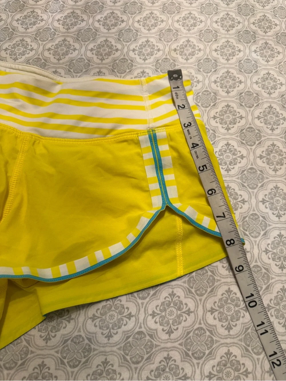 Lululemon Run: Racer ShortSizzle / Twin Stripe Sizzle / White Size 2